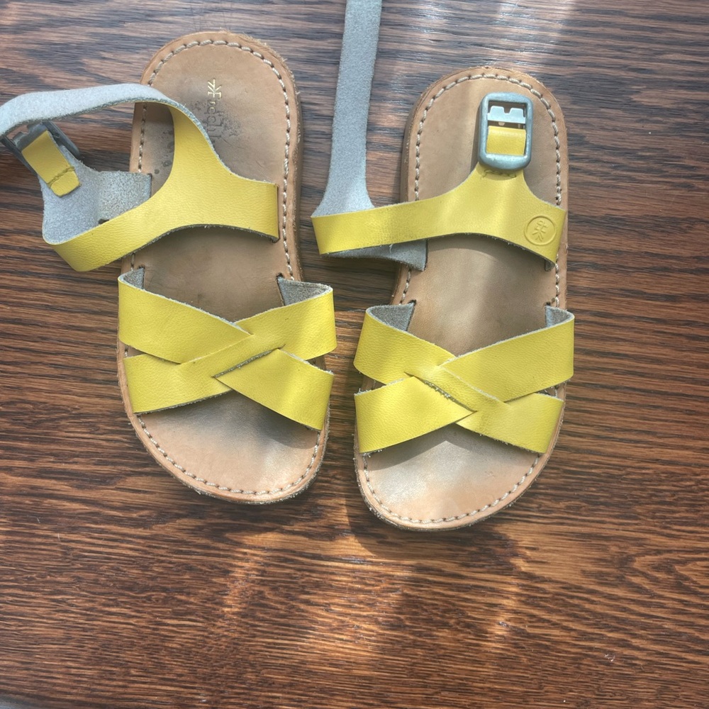 Freshly picked sandals size 6
